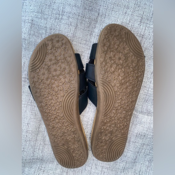 Cliffs by White Mountain Women's Cushioned Insole Slide Sandal (Black, 9) - Picture 6 of 7